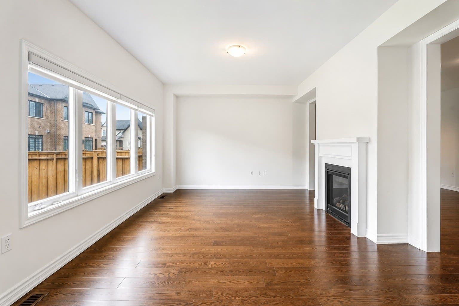 Empty living room, the original listing photo